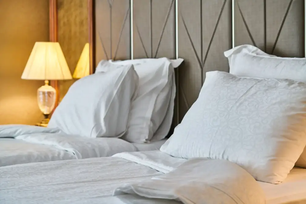 Draps blancs en coton sur un lit