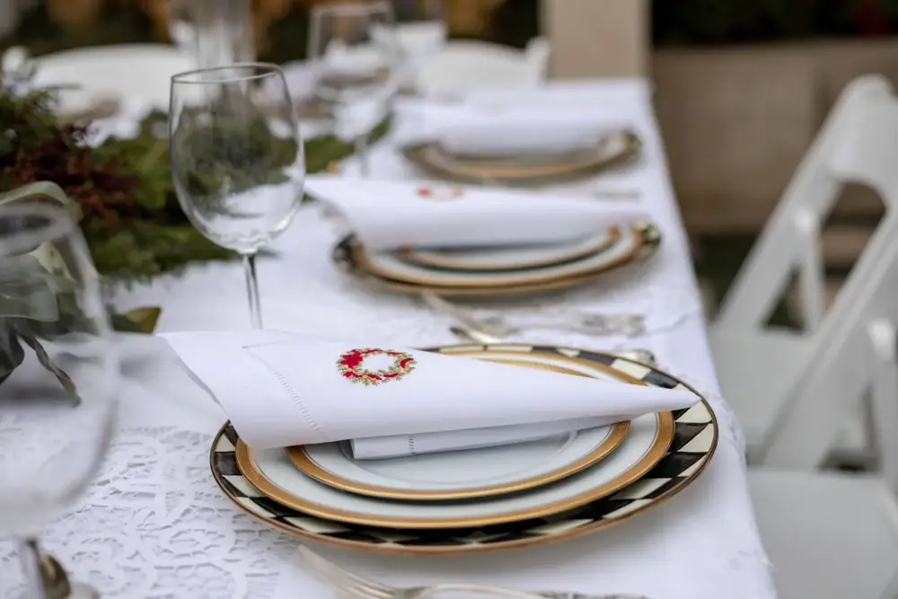 Table de restaurant dressée avec du linge blanc